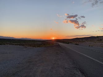Самонаводящиеся e-велосипед тур в каньон красных скал на рассвете